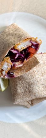 Bunte Fischstäbchen-Wraps mit Rotkohl und Paprika