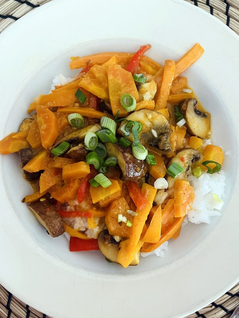 Einfaches Madras-Curry mit Champignons auf Jasminreis