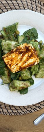 Gebackener Feta auf Blattspinat-Salat mit geröstetem Brot