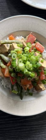 Gemüse-Stir-Fry mit Kokos-Erdnuss-Sauce und Limettenreis