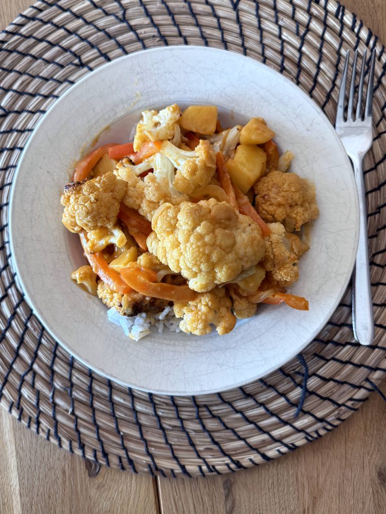 Massaman-Curry mit Kartoffeln und Blumenkohl
