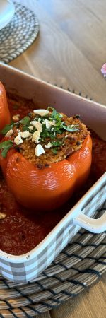 Orientalisch gefüllte Paprika in Tomatensauce