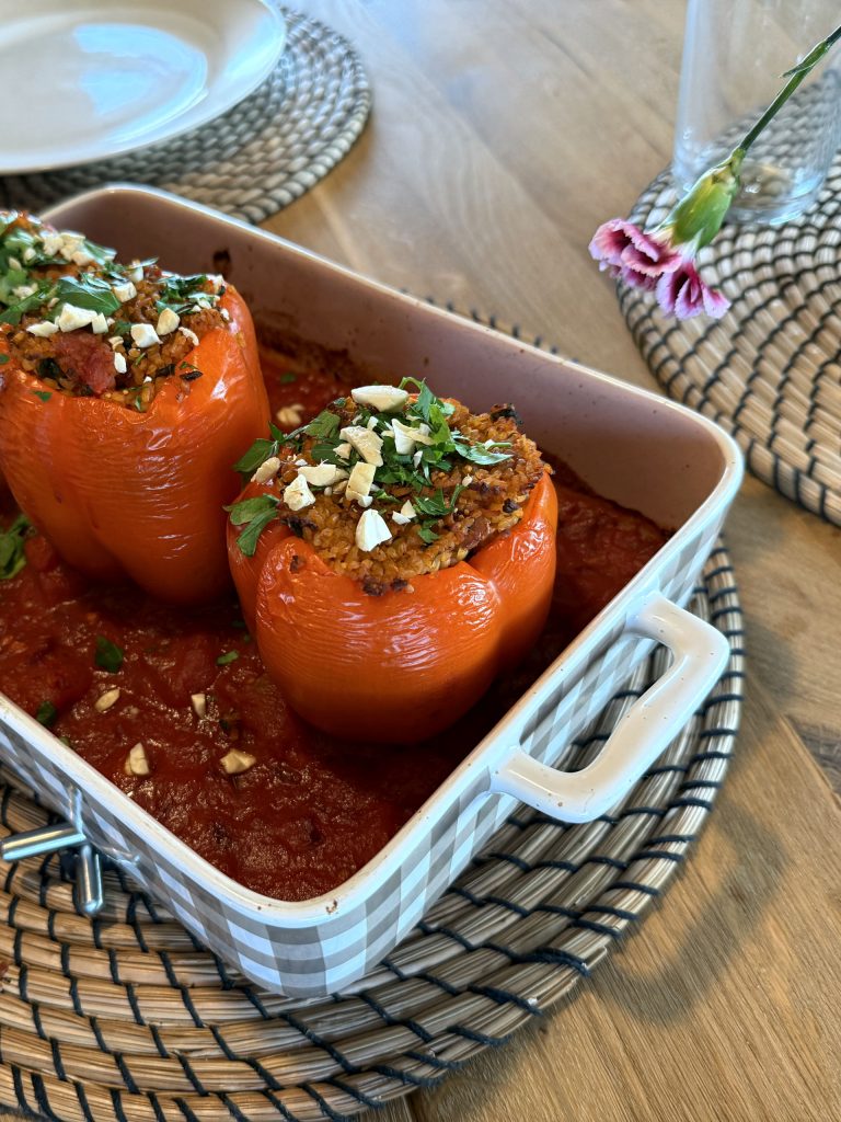 Orientalisch gefüllte Paprika in Tomatensauce