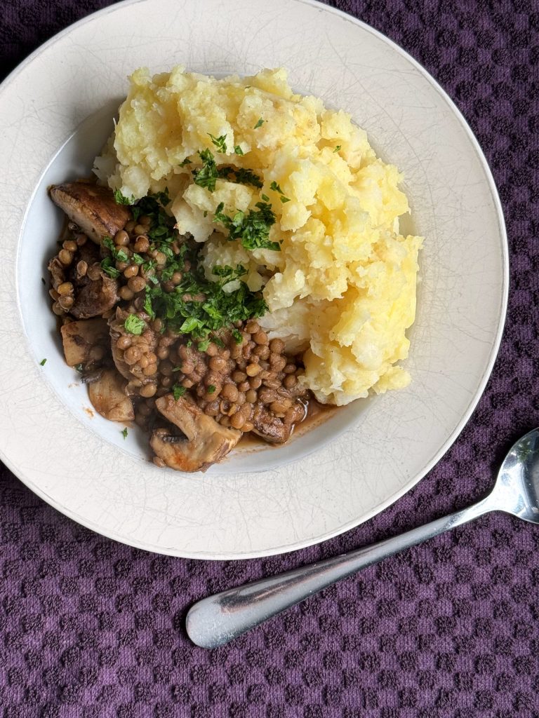 Herzhaftes Ragout aus Linsen und Champignons